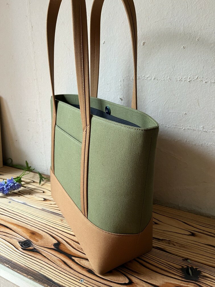 【ふるさと納税】【 マツコの知らない世界 】職人手作り AKIRA オリジナル 大きなトートバッグ レディスショルダータイプ カーキ帆布×茶色帆布 A4対応 大容量 日本製 キャンバス 肩掛け 通勤 通学 上質 レディース 岡山県 奈義町 送料無料 サムネイル2