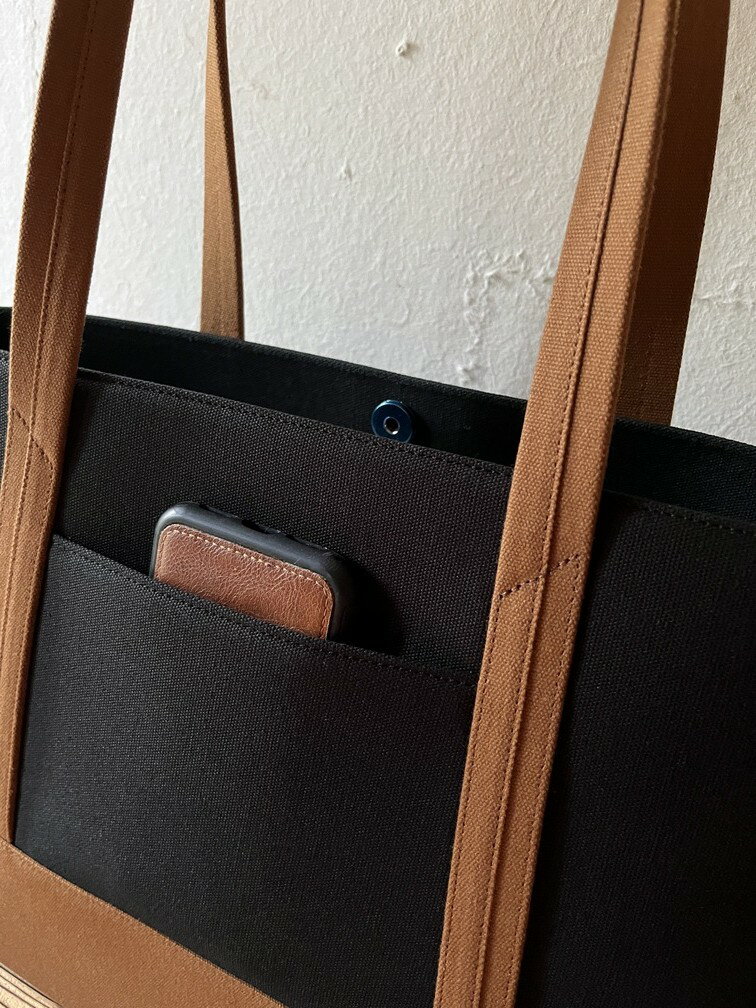 【ふるさと納税】【 マツコの知らない世界 】職人手作り AKIRA オリジナル 大きなトートバッグ ショルダータイプ 黒帆布×茶色帆布 【2026年6月上旬発送開始】 30000円 3万円 A4対応 大きい 大容量 軽量 横型 日本製 肩掛け 通勤 通学 上質 バッグ 岡山県 奈義町 送料無料 - 画像3