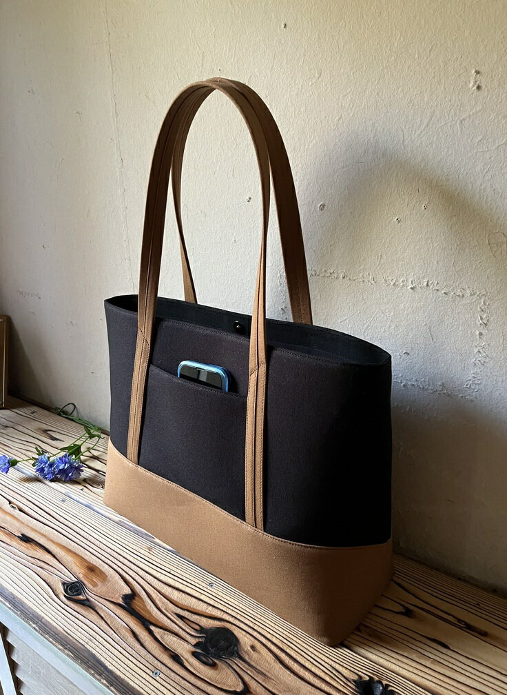 【ふるさと納税】【 マツコの知らない世界 】職人手作り AKIRA オリジナル 大きなトートバッグ ショルダータイプ 黒帆布×茶色帆布 【2026年6月上旬発送開始】 30000円 3万円 A4対応 大きい 大容量 軽量 横型 日本製 肩掛け 通勤 通学 上質 バッグ 岡山県 奈義町 送料無料 - 画像2