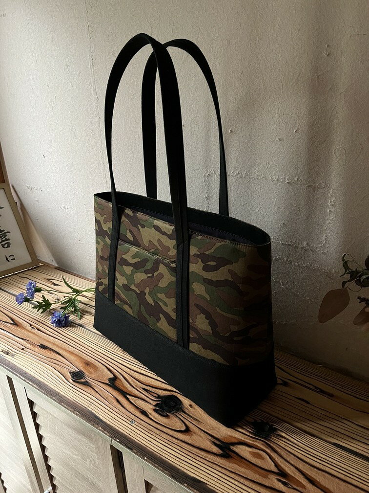 【ふるさと納税】【 マツコの知らない世界 】職人手作り AKIRA オリジナル 大きなトートバッグ メンズショルダータイプ 迷彩×黒帆布 A4対応 大容量 軽量 日本製 キャンバス 肩掛け 通勤 通学 上質 オシャレ シンプル 岡山県 奈義町 送料無料 サムネイル2