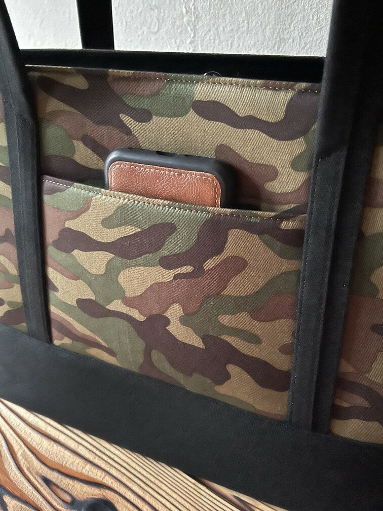 【ふるさと納税】【 マツコの知らない世界 】職人手作り AKIRA オリジナル 大きなトートバッグ メンズショルダータイプ 迷彩×黒帆布 A4対応 大容量 軽量 日本製 キャンバス 肩掛け 通勤 通学 上質 オシャレ シンプル 岡山県 奈義町 送料無料 サムネイル3