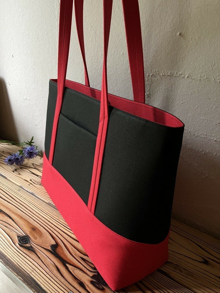 【ふるさと納税】【 マツコの知らない世界 】職人手作り AKIRA オリジナル 大きなトートバッグ メンズショルダータイプ 黒帆布×赤色帆布 A4対応 大容量 軽量 横型 日本製 キャンバス 肩掛け 通勤 通学 上質 オシャレ 岡山県 奈義町 送料無料 サムネイル2