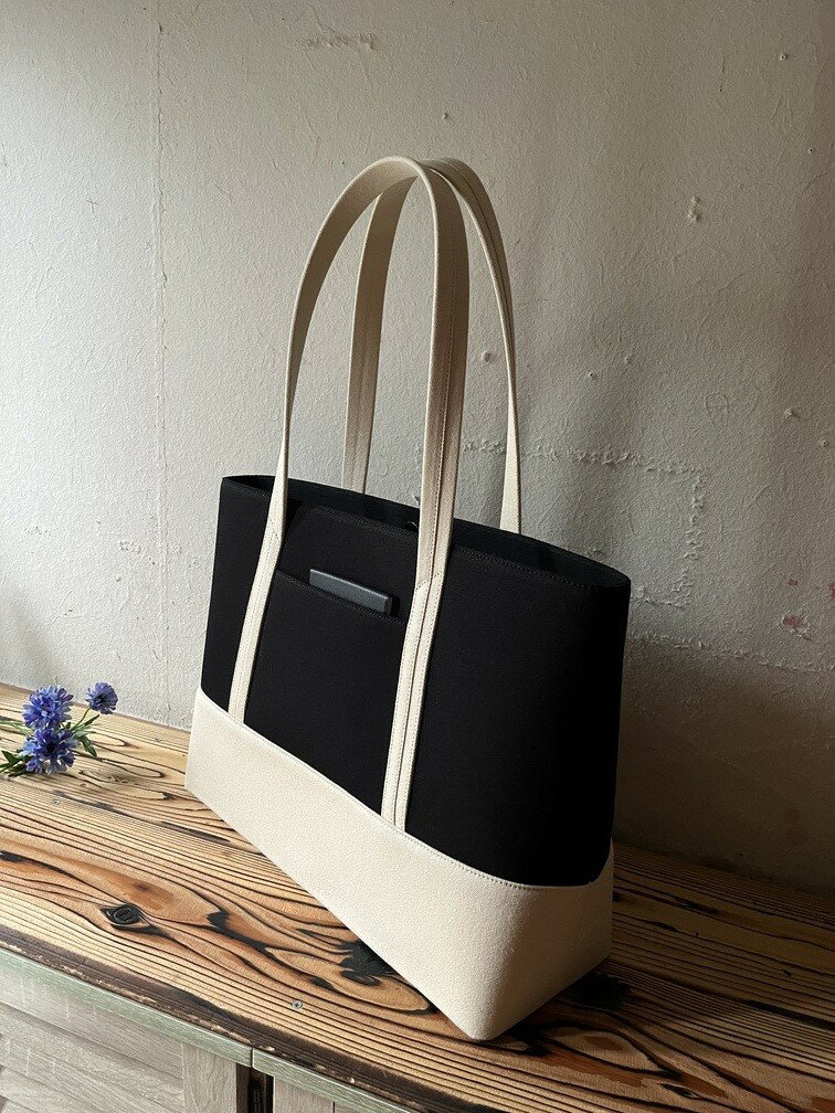 【ふるさと納税】【 マツコの知らない世界 】職人手作り AKIRA オリジナル 大きなトートバッグ メンズショルダータイプ 黒帆布×ライトベージュ A4対応 大容量 軽量 軽い 横型 日本製 肩掛け 通勤 通学 上質 オシャレ 岡山県 奈義町 送料無料 サムネイル2