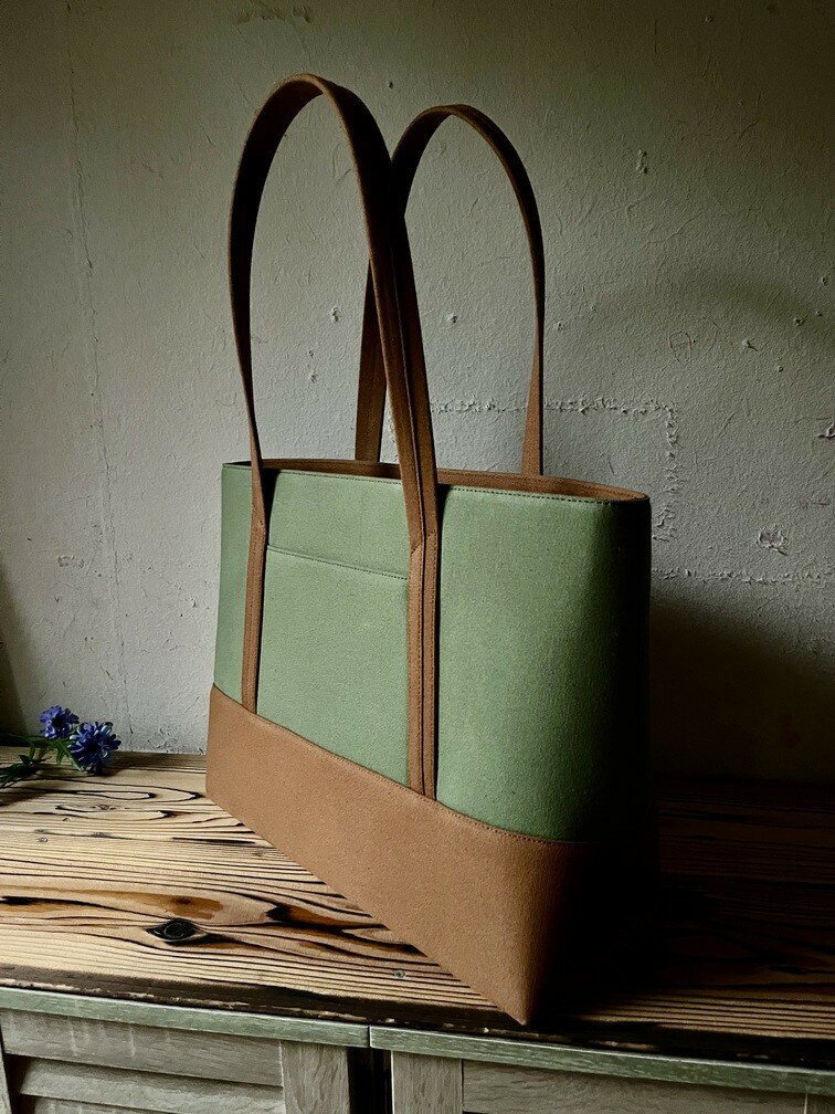 【ふるさと納税】【 マツコの知らない世界 】職人手作り AKIRA オリジナル 大きなトートバッグ メンズショルダータイプ カーキ帆布×茶色 A4対応 大きい 大容量 軽い 横型 日本製 肩掛け 通勤 通学 上質 オシャレ シンプル 岡山県 奈義町 送料無料 サムネイル2