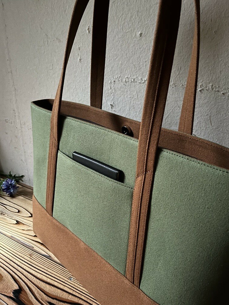 【ふるさと納税】【 マツコの知らない世界 】職人手作り AKIRA オリジナル 大きなトートバッグ メンズショルダータイプ カーキ帆布×茶色 A4対応 大きい 大容量 軽い 横型 日本製 肩掛け 通勤 通学 上質 オシャレ シンプル 岡山県 奈義町 送料無料 サムネイル3