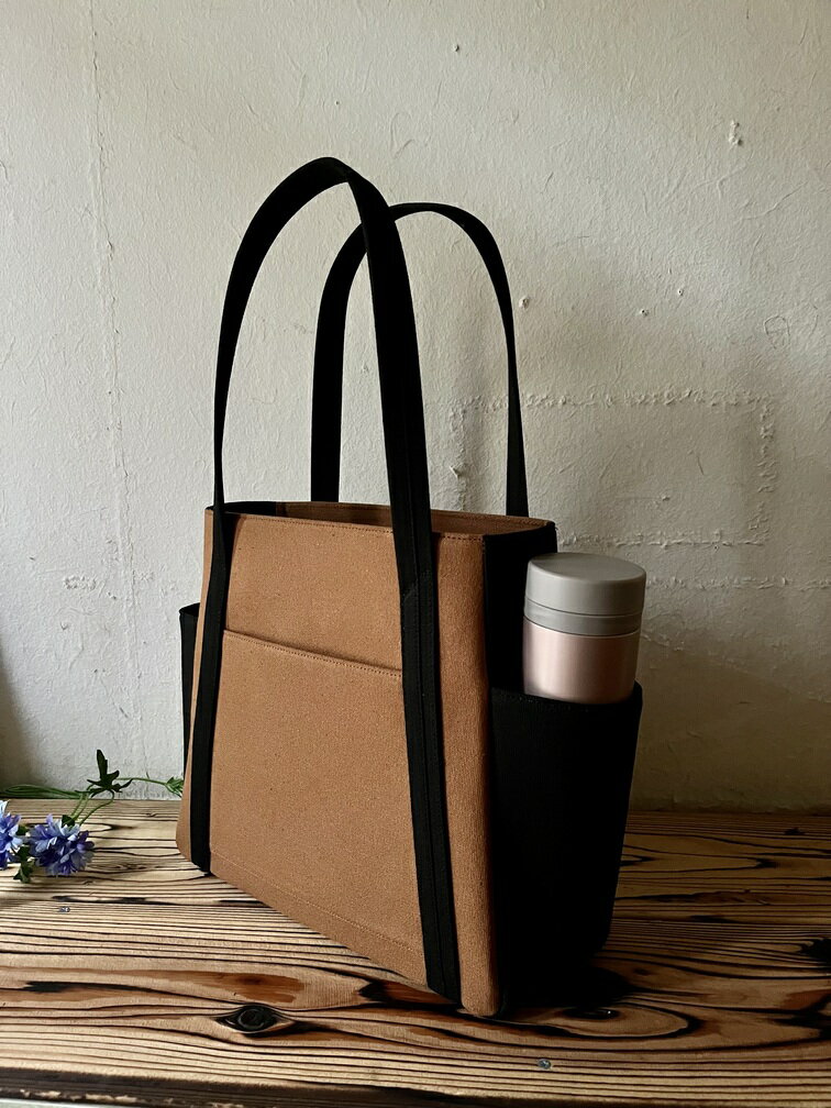 【ふるさと納税】【 マツコの知らない世界 】職人手作り AKIRA オリジナル 中型レディストートバッグ ダブルポケット ダークブラウン帆布×黒帆布 多収納 6ポケット 軽量 日本製 通勤 通学 大容量 上質 カジュアル 岡山県 奈義町 送料無料 サムネイル2