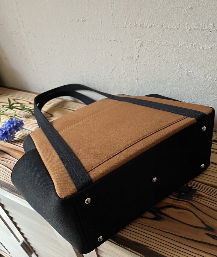 【ふるさと納税】【 マツコの知らない世界 】職人手作り AKIRA オリジナル 中型レディストートバッグ ダブルポケット ダークブラウン帆布×黒帆布 多収納 6ポケット 軽量 日本製 通勤 通学 大容量 上質 カジュアル 岡山県 奈義町 送料無料 サムネイル3