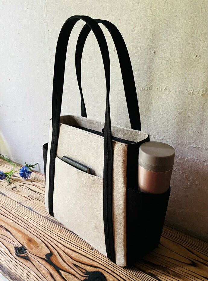 【ふるさと納税】【 マツコの知らない世界 】職人手作り AKIRA オリジナル 中型レディストートバッグ ダブルポケット ライトべージュ×黒帆布 多収納 6ポケット 軽量 軽い 日本製 通勤 通学 大容量 上質 オシャレ 岡山県 奈義町 送料無料 サムネイル3