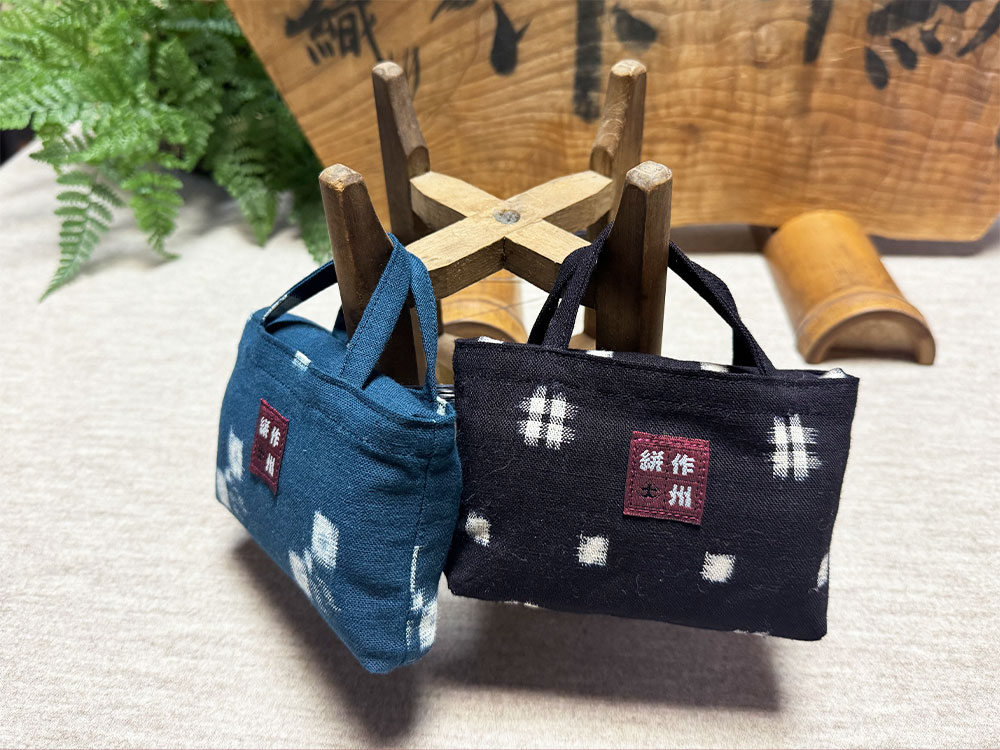 【ふるさと納税】エコバッグ 1個 約35cm×34cm×マチ7cm エコバック トート バッグ 折りたたみ コンパクト メンズ レディース 作州絣 絣 綿100％ 手織り シンプル モダン おしゃれ 手づくり 手作り ハンドメイド 伝統工芸 岡山県 美咲町 送料無料 サムネイル3