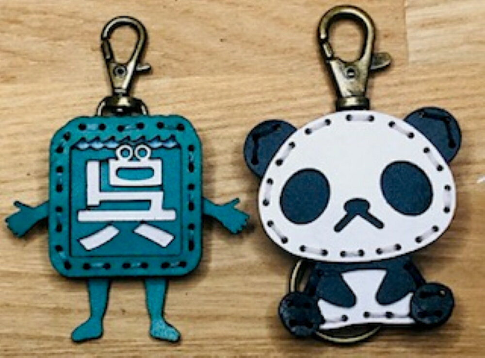 【ふるさと納税】呉氏 ＆ zoo パンダ レザーキーホルダー セット一点もの 革 キーリング レディース メンズ 鍵 バッグチャーム ストラップ 革小物 かわいい 動物 ゆるキャラ ご当地キャラ キャラクター ギフト プレゼント 送料無料 広島県 呉市 サムネイル2