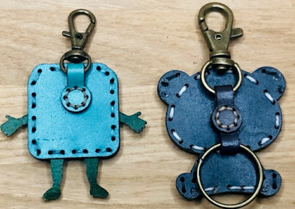 【ふるさと納税】呉氏 ＆ zoo パンダ レザーキーホルダー セット一点もの 革 キーリング レディース メンズ 鍵 バッグチャーム ストラップ 革小物 かわいい 動物 ゆるキャラ ご当地キャラ キャラクター ギフト プレゼント 送料無料 広島県 呉市 サムネイル3