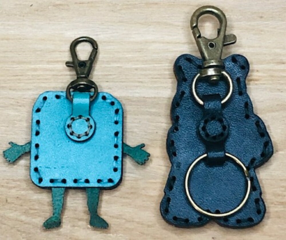 【ふるさと納税】呉氏 ＆ ヤブver2 レザーキーホルダー セット一点もの 革 キーリング レディース メンズ 鍵 バッグチャーム ストラップ 革小物 かわいい ゆるキャラ ご当地キャラ 鬼 キャラクター ギフト プレゼント 送料無料 広島県 呉市 サムネイル3