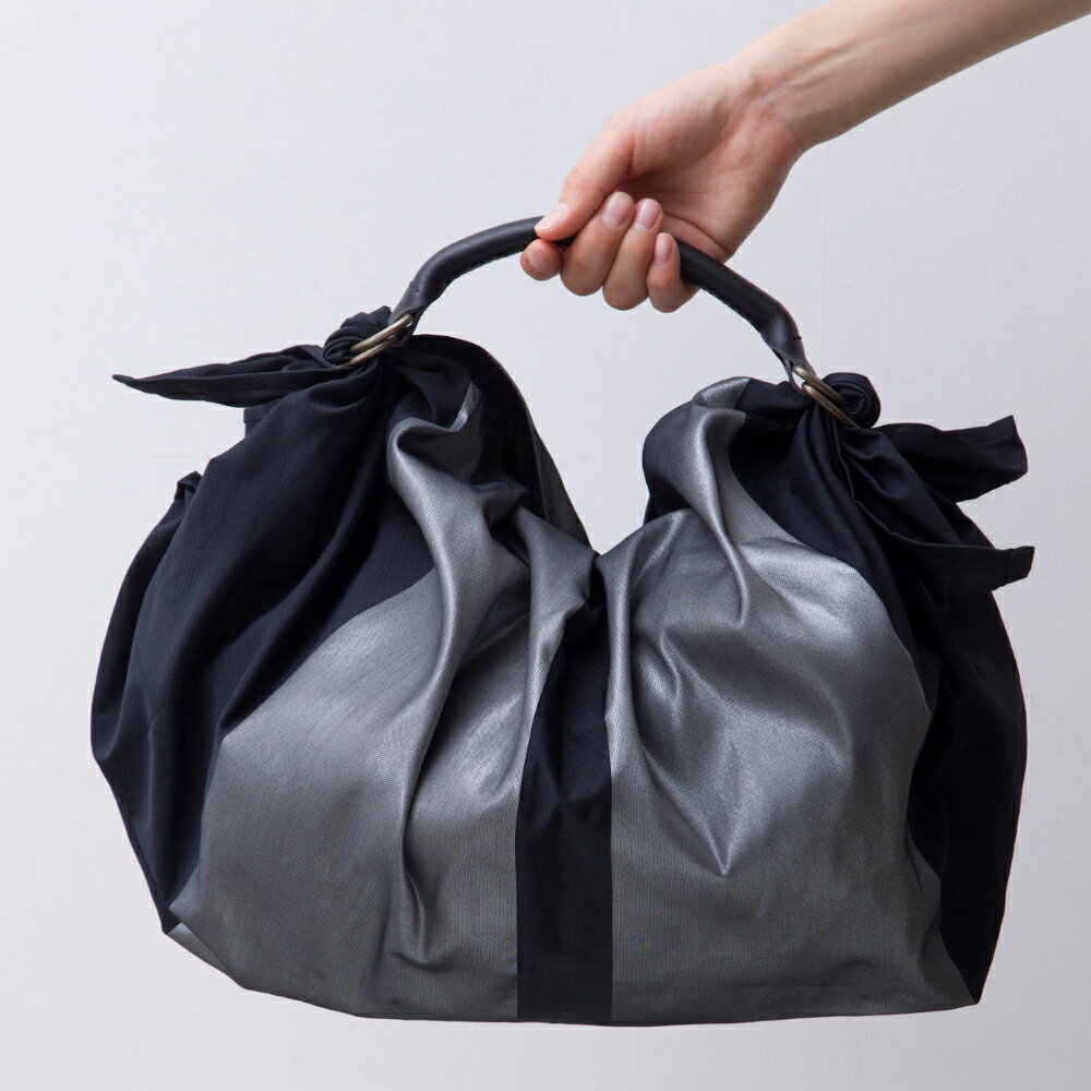 【ふるさと納税】ウオーク社 Fキャリー ふろしきハンド 金襴緞子セット（クロ/シルバー）風呂敷 ふろしきバッグ バッグ ハンドル 持ち手 取っ手 おしゃれ シック 化粧箱入り 贈り物 ギフト プレゼント 送料無料 広島県 呉市 サムネイル2