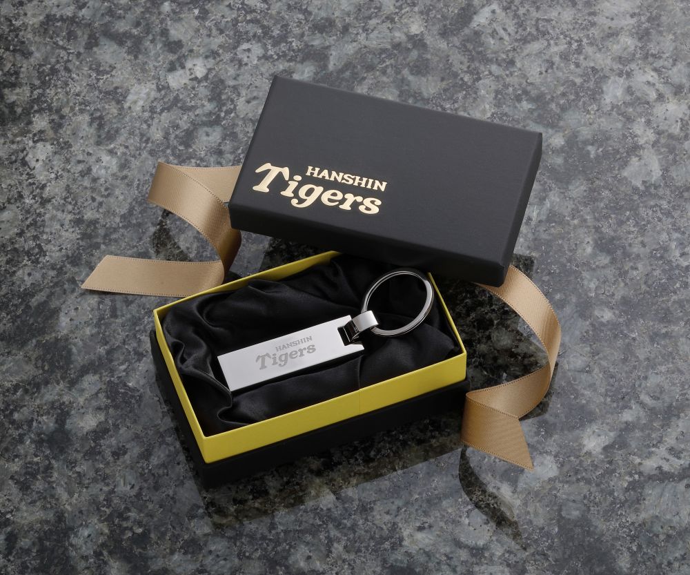 【ふるさと納税】阪神タイガース 選べる チャームキー / 牛革キーホルダー 1個/ CROSS 阪神 虎 タイガース公認 チャーム キーホルダー プロ野球 球団グッズ ギフト プレゼント 贈り物 日用品 送料無料 誕生日 広島県 呉市 サムネイル3