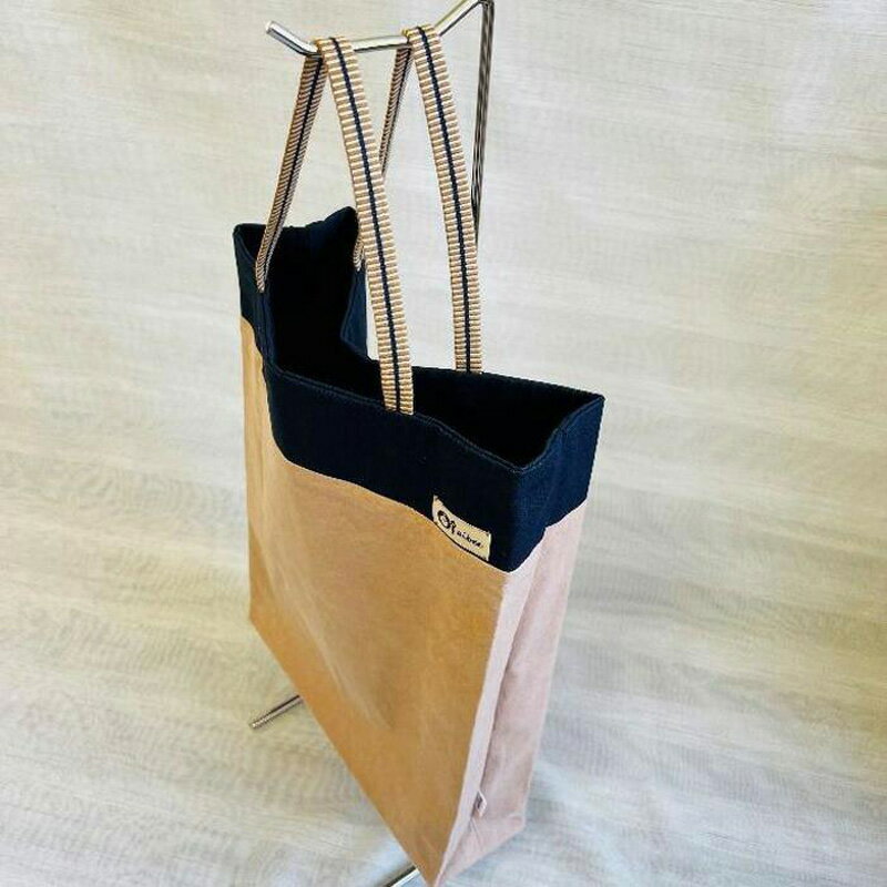 【ふるさと納税】 日本 伝統工芸品 赤間石染 トートバック マチあり （ A4サイズ39cm×26cm×7cm）山口県 宇部市 国 伝統 工芸品 赤間 石 日枝玉峯堂 削り 粉 石粉 染め 色彩 手染め 綿 帆布 丈夫 真田 紐 柔らかさ 手さげ エコバック ギフト 贈り物 母の日 サムネイル2