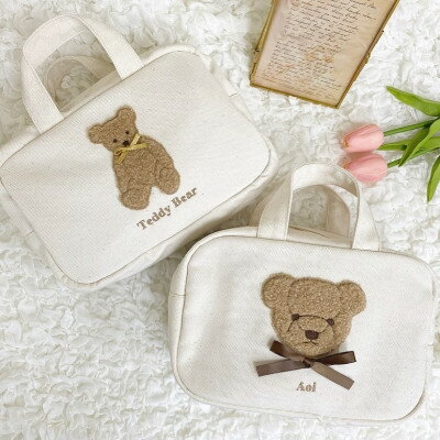 【ふるさと納税】お名前刺繍入り もこもこテディベア おむつポーチ_ ポーチ おむつポーチ おむつ おむつ替え おしりふき おむつ入れ おむつケース ベビー用品 赤ちゃん ベビーグッズ トラベルポーチ メイクポーチ 綿 贈答 ギフト プレゼント 出産祝い 送料無料 【1495501】 サムネイル2