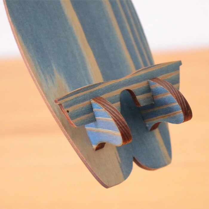 【ふるさと納税】木頭杉のスマホスタンド（Surfboard 藍染）NW-20-3【徳島県 那賀町 木頭杉 スマホスタンド 木材活用 スマホ スマートフォン 持ち運び 自撮り ウェブ会議 ドラマ鑑賞 記録撮影 オフィス デスクワーク テレワーク 小物 携帯 雑貨 杉 おうち時間】 サムネイル2