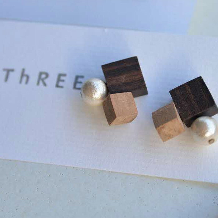 【ふるさと納税】自然のぬくもり イヤリング【黒檀×桜】徳島県 那賀町 ジュエリー アクセサリー イヤリング レディース ハンドメイド 木のアクセサリー パール コットンパール 上品 ギフト プレゼント ThREE スリー スリーアクセサリー 木と暮らす生活スリー TR-10-1 サムネイル2