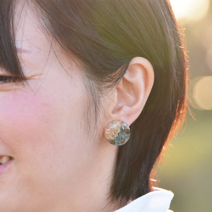 【ふるさと納税】木の藍染×小花　樹脂イヤリング【徳島県 那賀町 ジュエリー アクセサリー イヤリング レディース ハンドメイド 木のアクセサリー 藍染 藍 樹脂 ギフト プレゼント ThREE スリー スリーアクセサリー 木と暮らす生活スリー】TR-14-1 サムネイル3