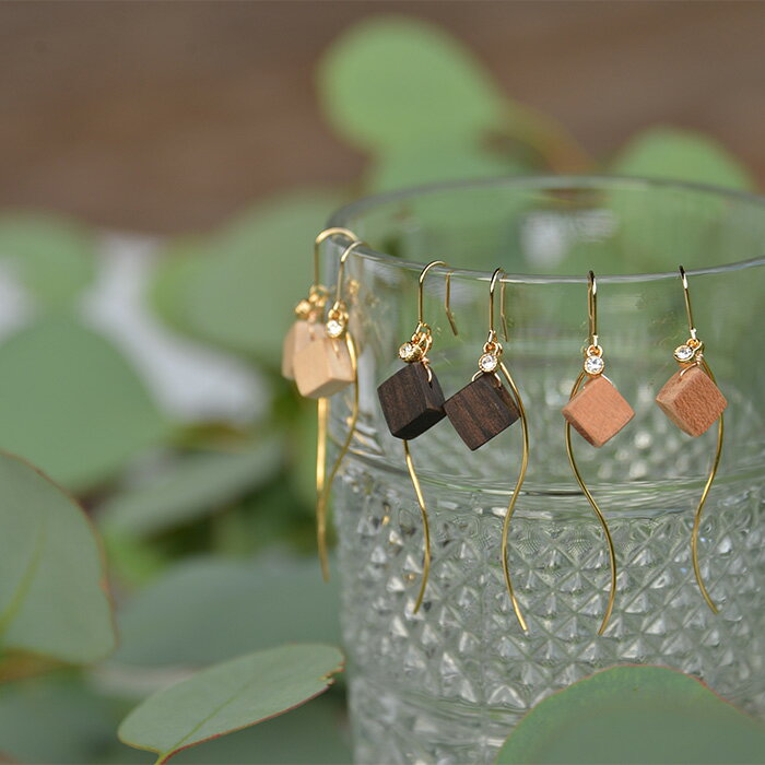 【ふるさと納税】木のアクセサリー 桜 ピアス K16GP ゆらなみ【徳島県 那賀町 ジュエリー アクセサリー ピアス レディース ハンドメイド 木のアクセサリー ギフト プレゼント ThREE スリー スリーアクセサリー 木と暮らす生活スリー】TR-15-1 サムネイル2