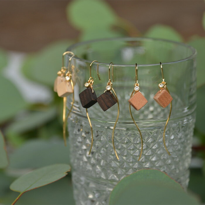 【ふるさと納税】木のアクセサリー 黒檀 ピアス K16GP ゆらなみ【徳島県 那賀町 ジュエリー アクセサリー ピアス レディース ハンドメイド 木のアクセサリー ギフト プレゼント ThREE スリー スリーアクセサリー 木と暮らす生活スリー】TR-16-1 サムネイル2