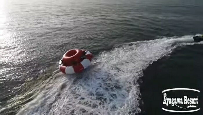 【ふるさと納税】まるで海の上のコーヒーカップ！ トーイングチューブ体験　1名（提供：Ayagawa Resort） サムネイル3