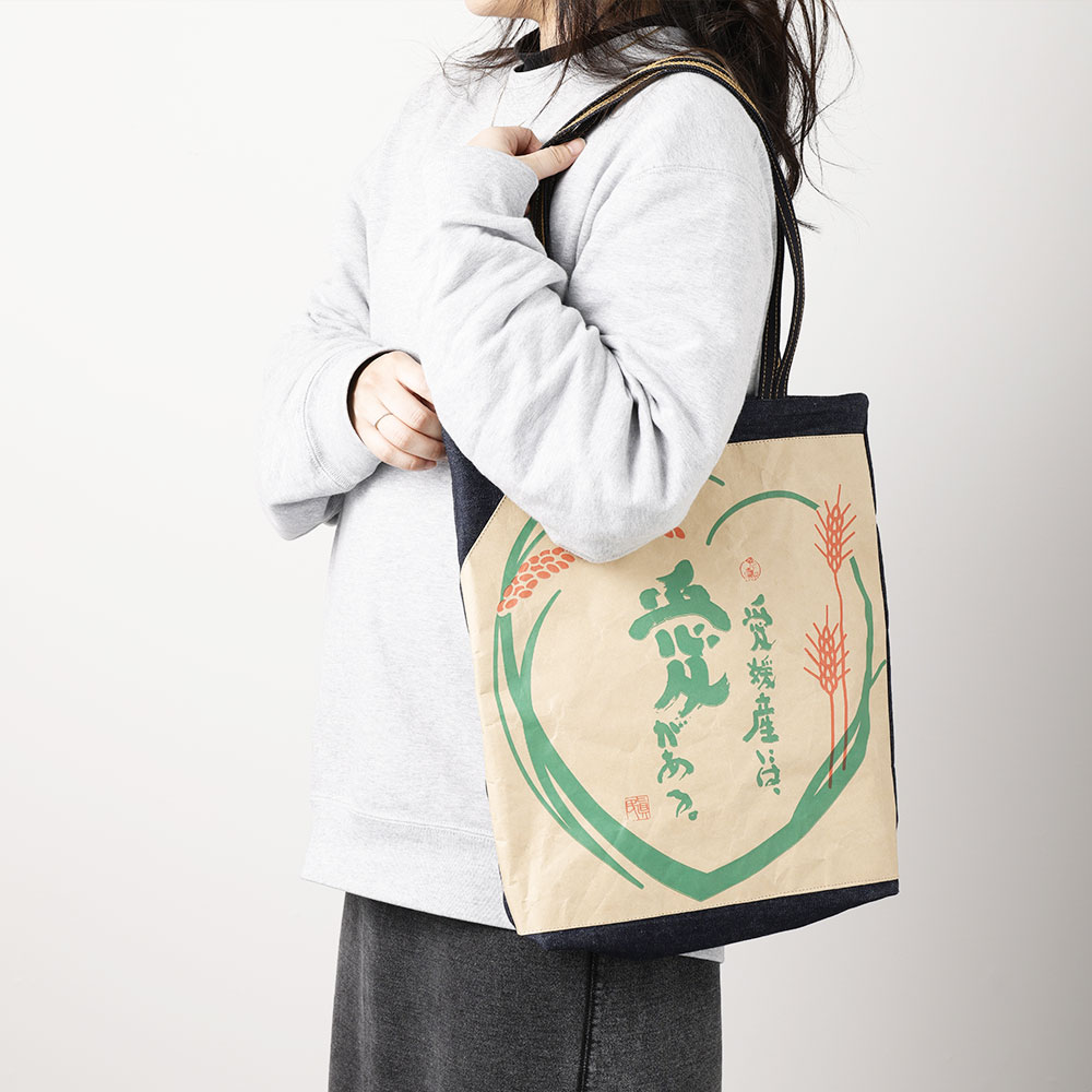 【ふるさと納税】愛媛産には愛がある デニムライスバッグ 1点 縦A4サイズ 高さ35cm×幅36cm×底8cm×持ち手約50cm トートバッグ バッグ 男女兼用 レディース メンズ デニム 内ポケット 肩掛け アップサイクル ファッション 雑貨 送料無料 (580) サムネイル3