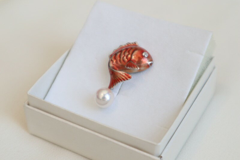 【ふるさと納税】 パール ピンブローチ おめで鯛 7.5mm 暁工房 鯛 たい ブローチ 真珠 アクセサリー アコヤ真珠 本真珠 ファッション カジュアル 冠婚葬祭 慶事 結婚式 卒業式 入学式 お祝い ギフト 贈り物 人気 特産品 国産 愛媛 宇和島 A072-002018 サムネイル3