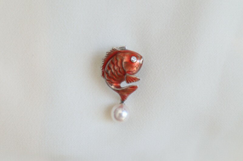 【ふるさと納税】 パール ピンブローチ おめで鯛 7.5mm 暁工房 鯛 たい ブローチ 真珠 アクセサリー アコヤ真珠 本真珠 ファッション カジュアル 冠婚葬祭 慶事 結婚式 卒業式 入学式 お祝い ギフト 贈り物 人気 特産品 国産 愛媛 宇和島 A072-002018 サムネイル2