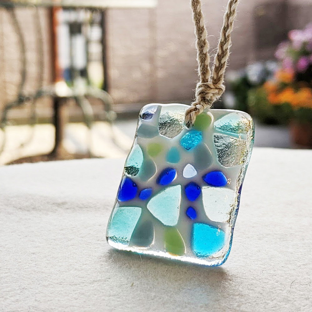 【ふるさと納税】世界で一つの手作りガラス「ガラスのペンダント ブルーモザイク」 プレゼントに！ 【サンリットグラスワーク】 サムネイル2