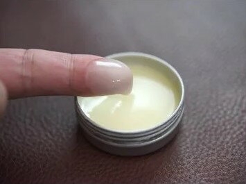 【ふるさと納税】「伊予レザークリーム」クロモジ(25g×1缶) ｜ 革製品 手仕事 クリーム レザークリーム 伊予柑精製オイル ツヤだし キズ修復 シミ対策 抗菌作用 防カビ成分 コンディション維持 エッセンシャルオイル 蜜蝋 えごま油 クロモジエキス お手入れ メンテナンス サムネイル2