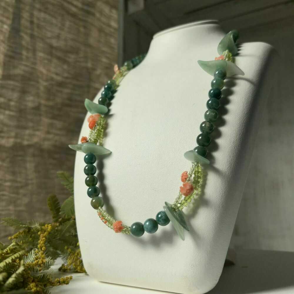 ピンク珊瑚と天然石の個性派ネックレス〜ボタニカルな装い〜 全長約57cm / 一点もの アクセサリー ジュエリー ペンダント レディース 3月誕生石 花 リーフ SV 【有限会社米沢サンゴ店】[ATCX063]