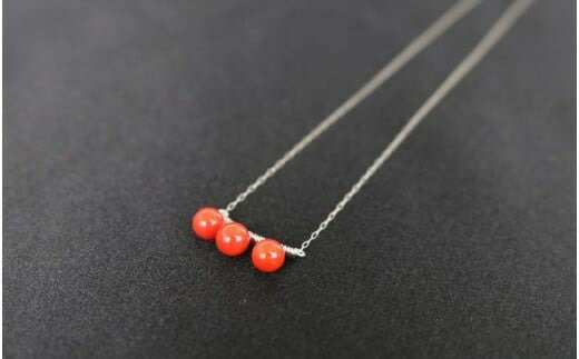 赤サンゴ 丸玉 3連 ペンダント | ジュエリー さんご 珊瑚 赤珊瑚 宝石サンゴ おすすめ 人気 プレゼント 贈答用 お祝い 誕生日 プレゼント クリスマス カジュアル レディース 女性 男性 メンズ シンプル バレンタイン ホワイトデー 故郷納税 高知県 室戸市