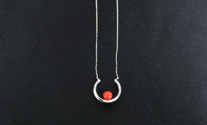赤サンゴ 馬蹄デザイン ペンダント | アクセサリー ジュエリー さんご 珊瑚 赤珊瑚 おすすめ 人気 プレゼント 贈答用 お祝い 誕生日 プレゼント クリスマス カジュアル レディース 女性 男性 メンズ シンプル バレンタイン 故郷納税 高知県 室戸市