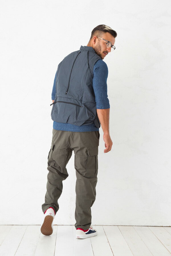 【ふるさと納税】 手ぶらでお出かけ ハコベストトラベル メンズ チャコール M L トラベルベスト 旅行 アウトドア キャンプ フェス 軽量 コンパクト 多機能 ポケット 収納 便利 おしゃれ カジュアル ファッション ギフト プレゼント 父の日 誕生日 宿毛市 高知県 60000円 サムネイル2