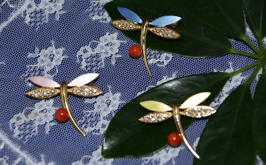 さんごの吉良 赤珊瑚 トンボブローチ ピンク B-2 ジュエリー アクセサリー 贈り物 プレゼント 高級 天然 珊瑚 サンゴ コーラル 伝統工芸 職人技 和装 洋装 着物 結婚式 パーティー 記念品 お祝い 還暦 宿毛市 高知県 22000円