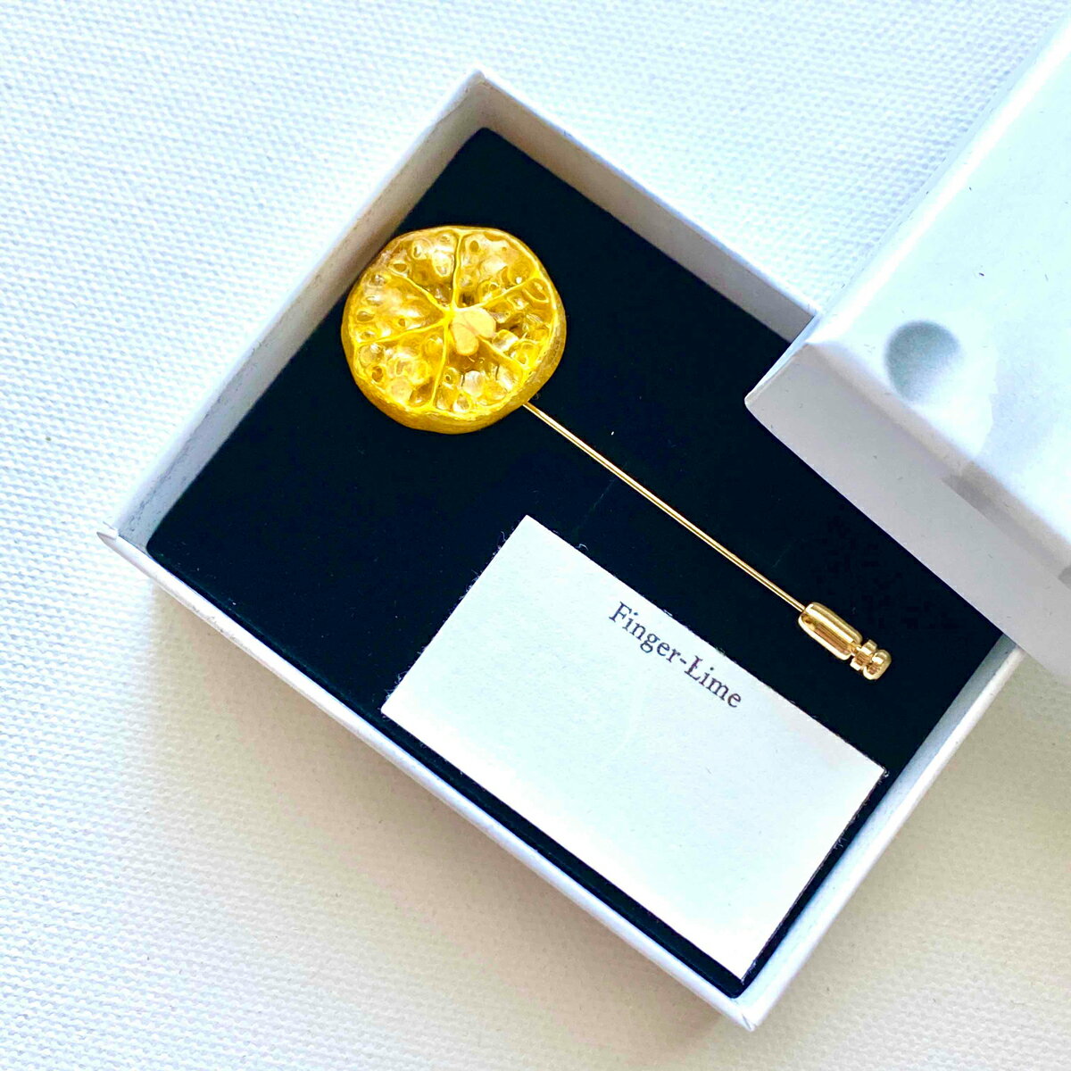 【ふるさと納税】 宿毛フィンガーライム ラペルピン スカーフピン アクセサリー 高級 メンズ ジュエリー 柑橘 ライム ピンバッジ ブローチ スーツ ビジネス フォーマル ギフト プレゼント 父の日 クリスマス 誕生日 記念品 贈り物 おしゃれ 宿毛市 高知県 18000円 サムネイル3