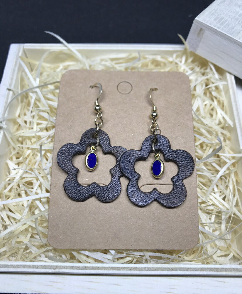 【ふるさと納税】鹿革と瑠璃のピアス（梅花中空）革小物 革製品 レザー 小物 レザークラフト ハンドメイド フックピアス アクセサリー おしゃれ かわいい ラピスラズリ ファッション 小物 瑠璃 金属 ギフト プレゼント 贈答 高知県 高知 土佐清水 故郷納税【R00616】 サムネイル2