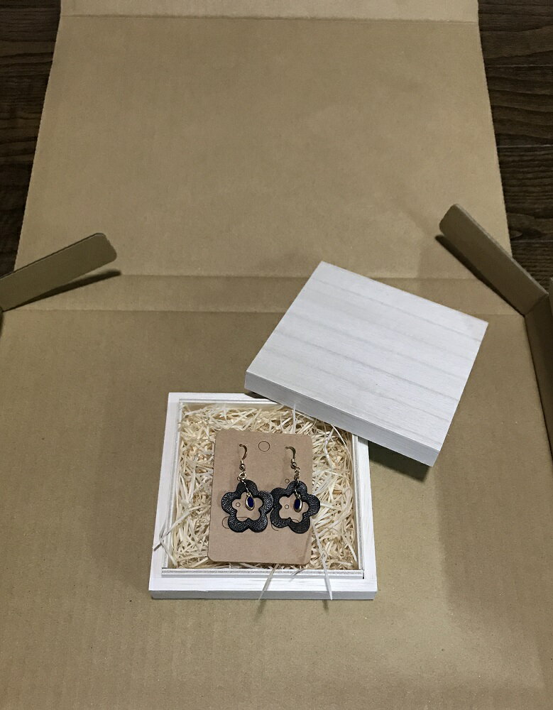 【ふるさと納税】鹿革と瑠璃のピアス（梅花中空）革小物 革製品 レザー 小物 レザークラフト ハンドメイド フックピアス アクセサリー おしゃれ かわいい ラピスラズリ ファッション 小物 瑠璃 金属 ギフト プレゼント 贈答 高知県 高知 土佐清水 故郷納税【R00616】 サムネイル3