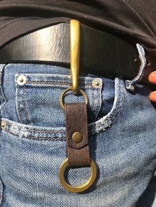 【ふるさと納税】鹿革と真鍮のベルトフックキーホルダー【焦茶】革小物 レザー キーリング 革製品 ハンドメイド レザークラフト ブラウン アクセサリー お洒落 おしゃれ 金属 タンニン ギフト プレゼント 高知県 高知 土佐清水 故郷納税 ふるさとのうぜい 返礼品【R00461】 サムネイル3