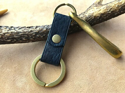 鹿革と真鍮のベルトフックキーホルダー【紺】革小物 レザー キーリング 革製品 ハンドメイド レザークラフト ネイビー アクセサリー お洒落 おしゃれ 金属 タンニン ギフト プレゼント 高知県 高知 土佐清水 故郷納税 ふるさとのうぜい 返礼品【R00460】