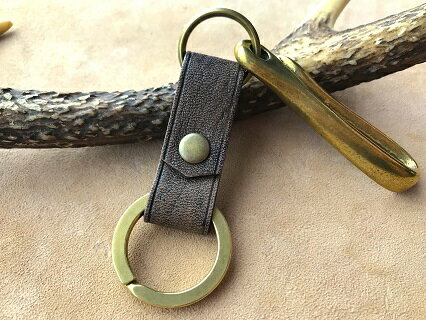 鹿革と真鍮のベルトフックキーホルダー【焦茶】革小物 レザー キーリング 革製品 ハンドメイド レザークラフト ブラウン アクセサリー お洒落 おしゃれ 金属 タンニン ギフト プレゼント 高知県 高知 土佐清水 故郷納税 ふるさとのうぜい 返礼品【R00461】