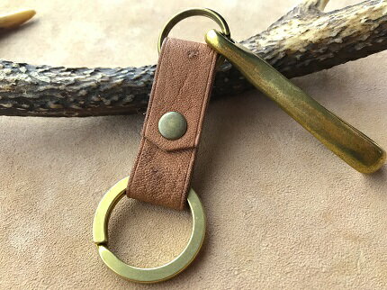 鹿革と真鍮のベルトフックキーホルダー【茶・無染色】革小物 レザー キーリング 革製品 ハンドメイド レザークラフト ブラウン アクセサリー お洒落 おしゃれ ギフト プレゼント 高知県 高知 土佐清水 故郷納税 ふるさとのうぜい 返礼品【R00464】