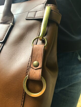 【ふるさと納税】 鹿革と真鍮のベルトフックキーホルダー【茶・無染色】革小物 レザー キーリング 革製品 ハンドメイド レザークラフト ブラウン アクセサリー お洒落 おしゃれ ギフト プレゼント 高知県 高知 土佐清水 故郷納税 ふるさとのうぜい 返礼品【R00464】 サムネイル2