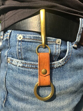 【ふるさと納税】 鹿革と真鍮のベルトフックキーホルダー【茶・無染色】革小物 レザー キーリング 革製品 ハンドメイド レザークラフト ブラウン アクセサリー お洒落 おしゃれ ギフト プレゼント 高知県 高知 土佐清水 故郷納税 ふるさとのうぜい 返礼品【R00464】 サムネイル3