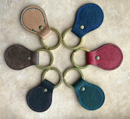 【ふるさと納税】鹿革と真鍮のキーホルダー【深緑】革小物 革製品 レザー ハンドメイド レザークラフト キーリング 鍵 メンズ小物 アクセサリー おしゃれ 金属 植物性タンニン ギフト プレゼント 高知県 高知 土佐清水 故郷納税 ふるさとのうぜい 返礼品【R00302】 サムネイル3