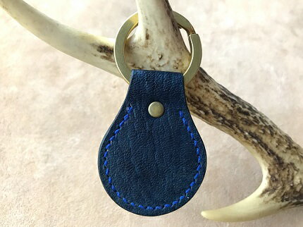 鹿革と真鍮のキーホルダー【紺】革小物 革製品 レザー ハンドメイド レザークラフト キーリング 鍵 メンズ小物 アクセサリー　おしゃれ 金属 植物性タンニン ギフト プレゼント 高知県 高知 土佐清水 故郷納税 ふるさとのうぜい 返礼品【R00300】