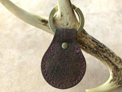 鹿革と真鍮のキーホルダー【焦茶】革小物 革製品 レザー ハンドメイド レザークラフト キーリング 鍵 メンズ小物 アクセサリー おしゃれ 金属 植物性タンニン ギフト プレゼント 高知県 高知 土佐清水 故郷納税 ふるさとのうぜい 返礼品【R00301】