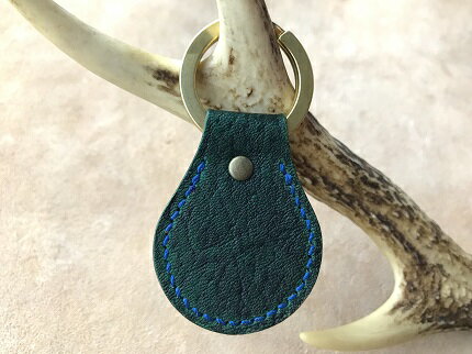鹿革と真鍮のキーホルダー【深緑】革小物 革製品 レザー ハンドメイド レザークラフト キーリング 鍵 メンズ小物 アクセサリー おしゃれ 金属 植物性タンニン ギフト プレゼント 高知県 高知 土佐清水 故郷納税 ふるさとのうぜい 返礼品【R00302】
