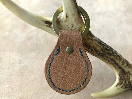 鹿革と真鍮のキーホルダー【茶・無染色】革小物 革製品 レザー ハンドメイド レザークラフト キーリング 鍵 メンズ小物 アクセサリー おしゃれ 金属 植物性タンニン ギフト プレゼント 高知県 高知 土佐清水 故郷納税 ふるさとのうぜい 返礼品【R00304】